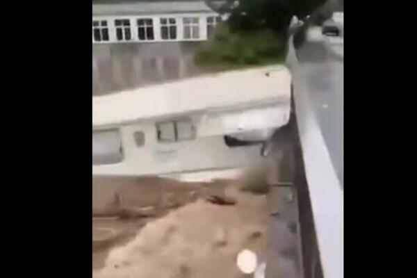 BUJICA NANELA KUĆU NA TOČKOVIMA DIREKTNO NA MOST: Pogledajte šta je ostalo od nje!(VIDEO)