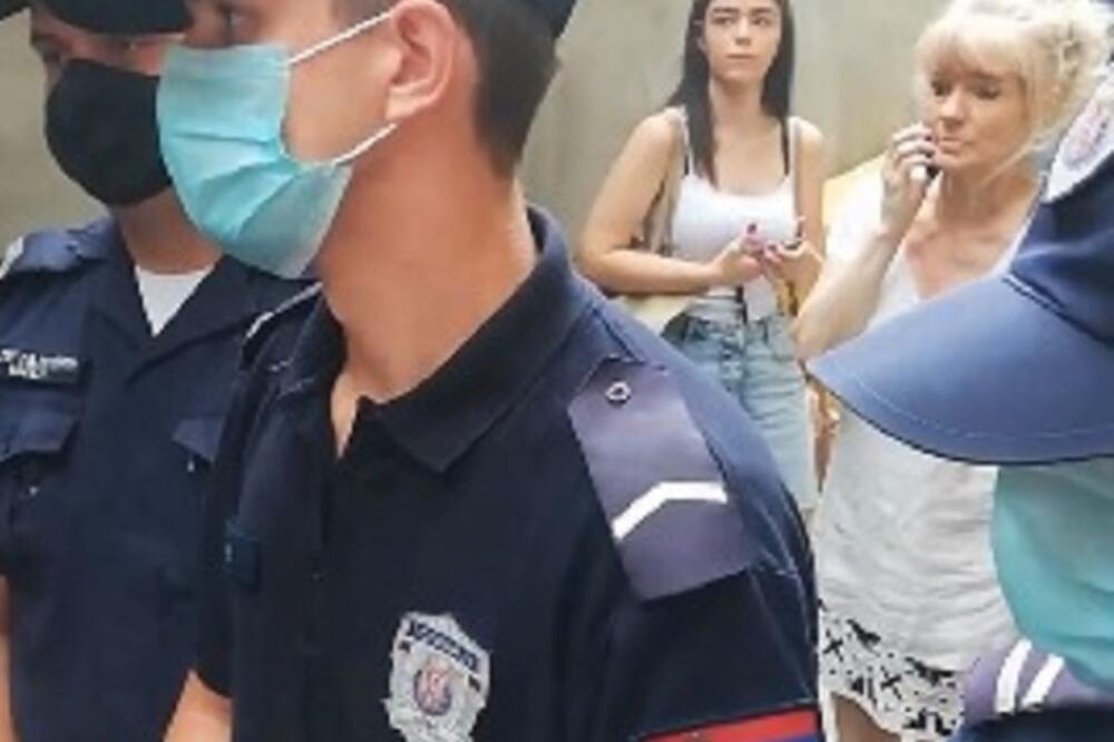 KAZNA ZA LJUDE KOJI SU DOŠLI DA SPREČE IZBACIVANJE PORODICE KOCIĆ! Podnete prekrišajne prijave