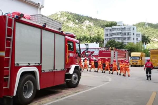 14 KINESKIH RADNIKA DRUGI DAN ZAROBLJENO U POPLAVLJENOM TUNELU: Spasioci još uvek ne mogu da dođu do njih (VIDEO)