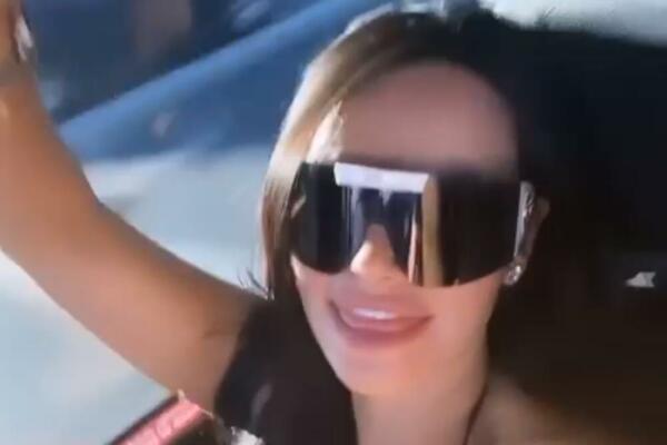 OVA BAKA JE PROSLAVILA SVOJ ROĐENDAN KAO DA JE TINEJDŽERKA: Jako je MLADA, polugola se kupala u šampanjcu! (FOTO)