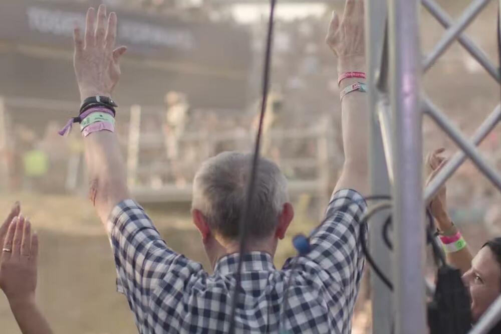 Ko je ugledni profesor koji je „ukrao“ ovacije Nini Kravitz na Exitu?!