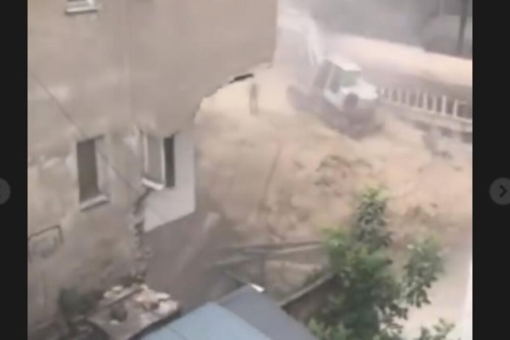 URUŠILA SE ZGRADA NA VRAČARU: U toku evakuacija stanara