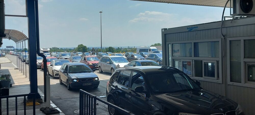 Na srbskih mejnih prehodih čakanje do 30 minut, tovornjaki na Batrovcih čakajo dve uri