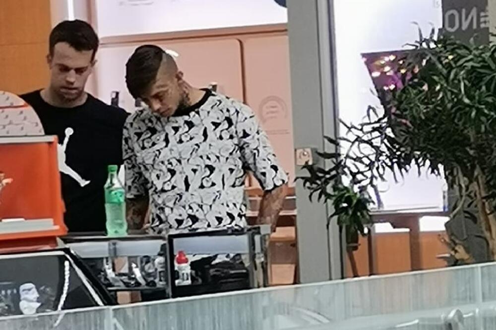 ESPRESO PAPARAZZO! ŠTA LI ĆE MU OVA STVARČICA!? Uhvatili smo FRANA PUJASA kako kupuje plastični PIŠTOLJ! (FOTO)