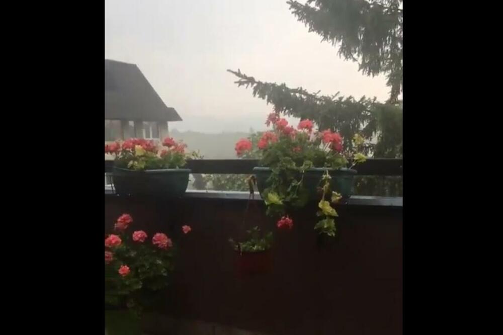 GRAD VELIČINE JAJETA POGODIO RAŠKU U STRAŠNOM NEVREMENU! Jaka kiša iznenadila je i građane KRALJEVA! (VIDEO)