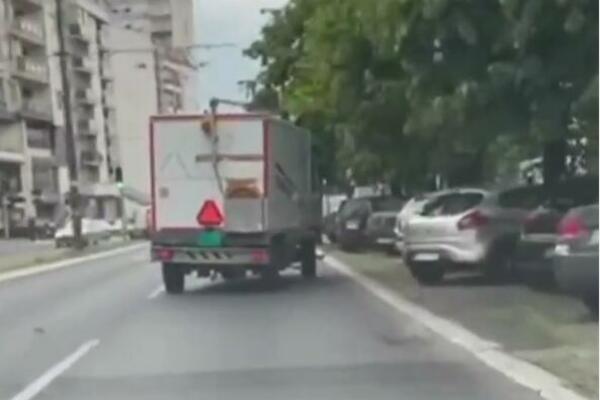 KAMIONDŽIJA NE MOŽE DA SAVLADA KAMION! Drugi vozač sve snimio, BORBA je trajala dugo! (VIDEO)