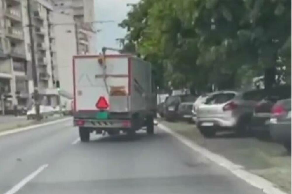 KAMIONDŽIJA NE MOŽE DA SAVLADA KAMION! Drugi vozač sve snimio, BORBA je trajala dugo! (VIDEO)