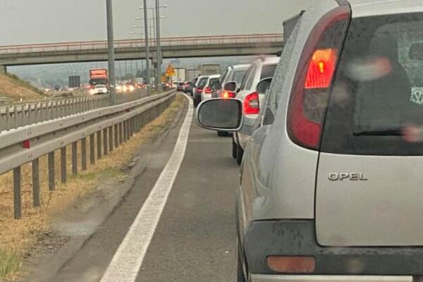 VELIKE GUŽVE NA AUTO-PUTU MILOŠ VELIKI! Novinarka ESPRESA otkrila šta je izazvalo KOLONU VOZILA! (FOTO)