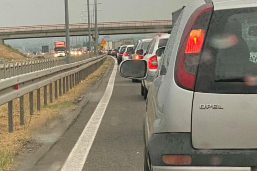 VELIKE GUŽVE NA AUTO-PUTU MILOŠ VELIKI! Novinarka ESPRESA otkrila šta je izazvalo KOLONU VOZILA! (FOTO)