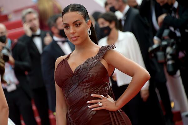 HEORHINA I RONALDO SE OPUSTILI U BAZENU: Konačno je pokazala deo tela koji je uvek skrivala! (FOTO)