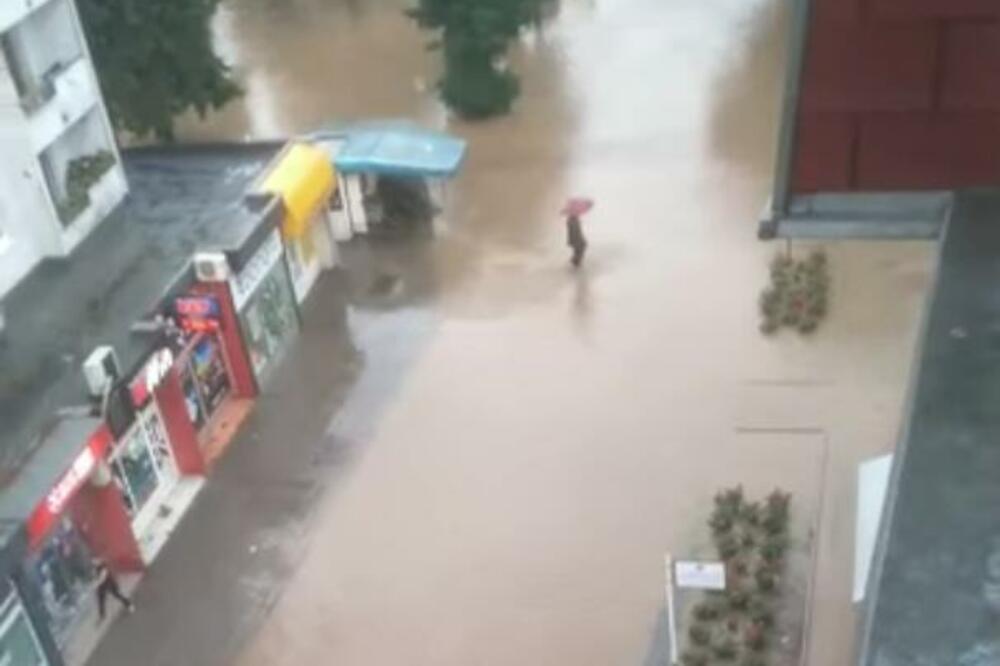 MODRIČA POPLAVLJENA U JAKOM NEVREMENU: Ljudi idu kroz vodu, ulice blokirane za saobraćaj! (VIDEO)