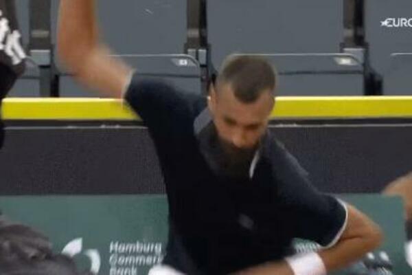 NIJE MU SE DOPAO UKUS, ŠTA LI... Najveći skandal-majstor u tenisu (u odsustvu Kirjosa) opet pravio ispade! (VIDEO)