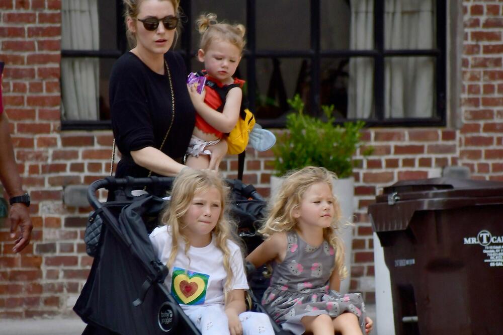 E OVO JE MAJKA! Omiljena glumica BEZ DADILJE sa TROJE DECE: Izgleda UMORNO, ali sve STIŽE! (FOTO)