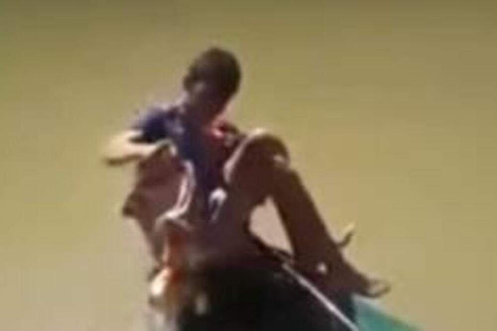 POJAVIO SE SNIMAK LOVA NA VODENE PREDATORE: Momak izvadio OGROMNO PARČE MESA i krenuo da SIPA PO ČAMCU (VIDEO)