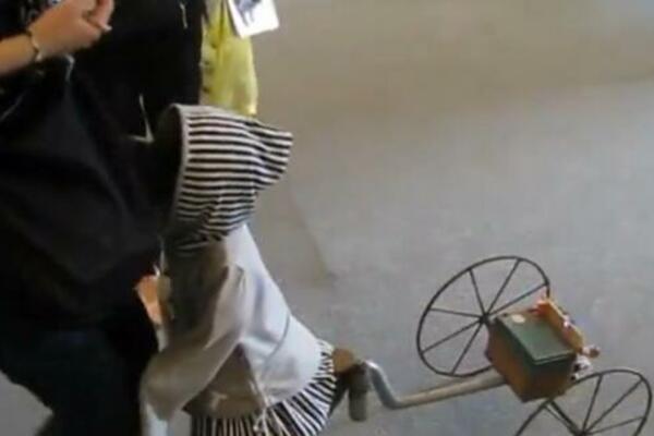 JEZIVI ROBOT MANIJAK BIRA ŽRTVU I PRATI JE U STOPU: Pojavila se MAŠINA koja UZNEMIRAVA LJUDE poput IZOPAČENE OSOBE!