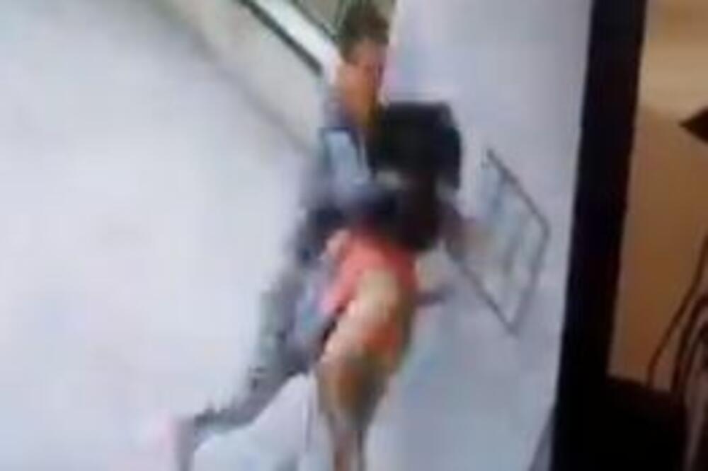 MANIJAK JE NA SLOBODI, NAPADA ŽENE I UDARA IH! Pojavio se snimak DRUGOG NASRTAJA! (VIDEO)