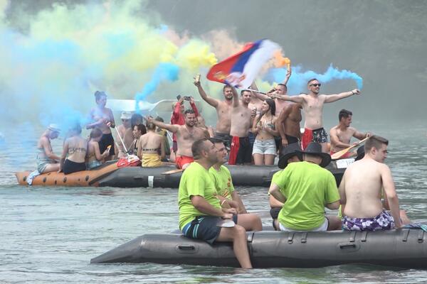 SPEKTAKL NA ZAPADU SRBIJE: Krenulo HILJADU I PO ČAMACA I SPLAVOVA, ovo je čuvena DRINSKA REGATA! (FOTO)