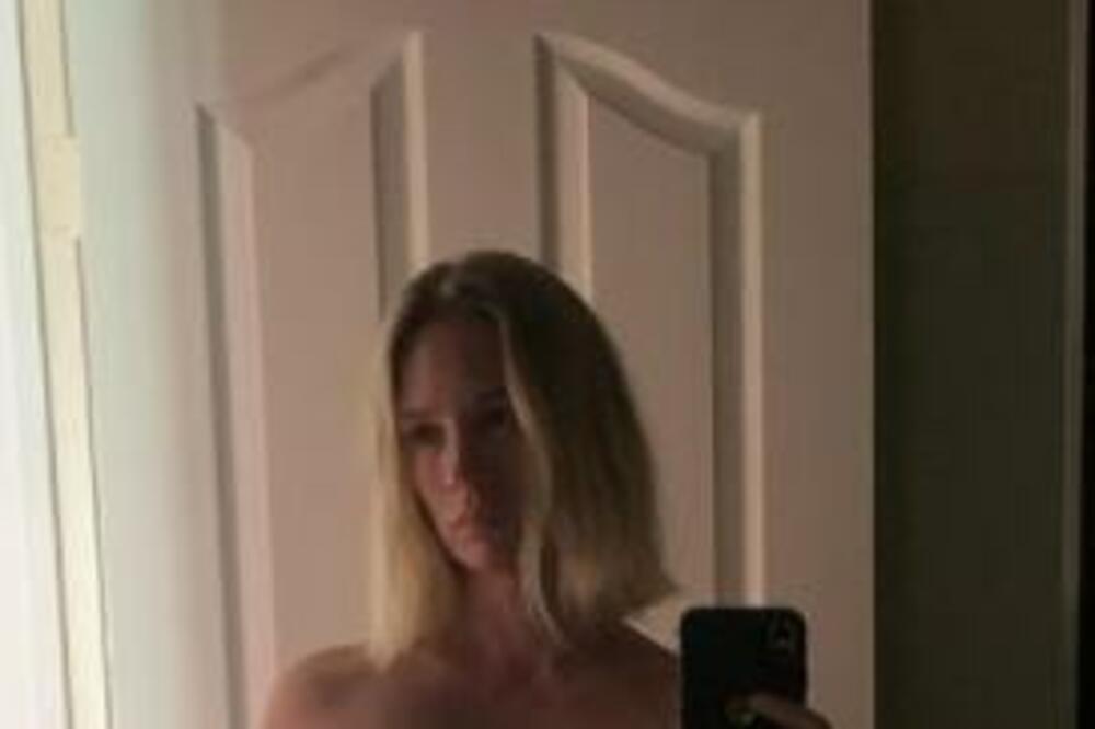 GLUMICA POZIRALA U CRNOM DONJEM VEŠU, A GORE STAVILA NEŠTO ŠTO NIKADA NISTE VIDELI: Gotovo skroz gola pravila poze!