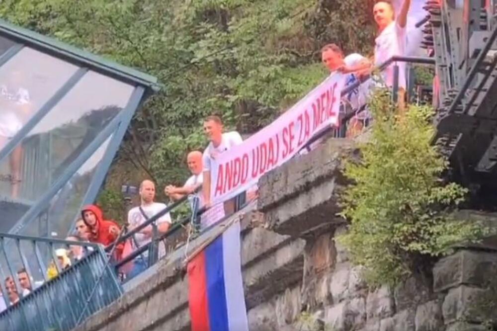 "ANĐO UDAJ SE ZA MENE": Tradicionalno skakanje sa mosta u Užicu ove godine propraćeno OVACIJAMA! (VIDEO)