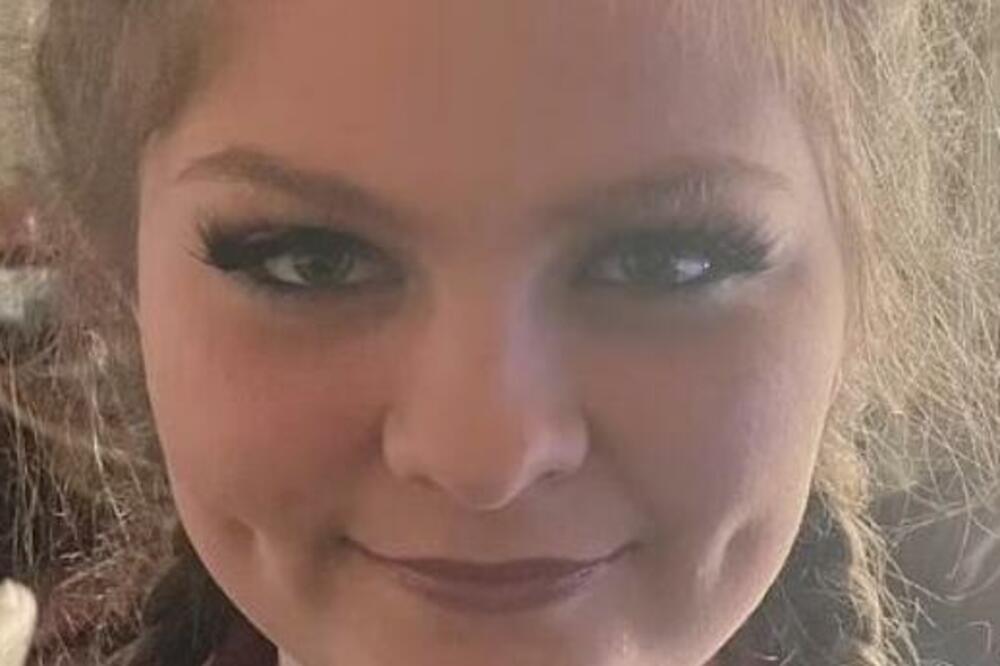 ŠKOLA KAZNILA ANĐELINU ĆERKU ZBOG NOŠENJA VEŠTAČKIH TREPAVICA: Majka se požalila, pokrenula LAVINU na INTERNETU!