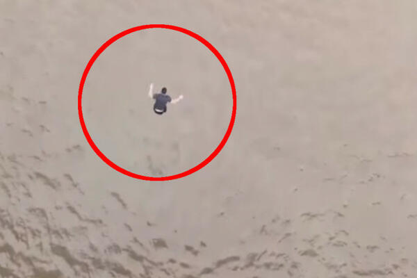 HIT! MUŠKARAC SKOČIO SA MOSTA ZBOG GUŽVE U SAOBRAĆAJU: Satima pokušavao da izađe iz mutne vode (VIDEO)