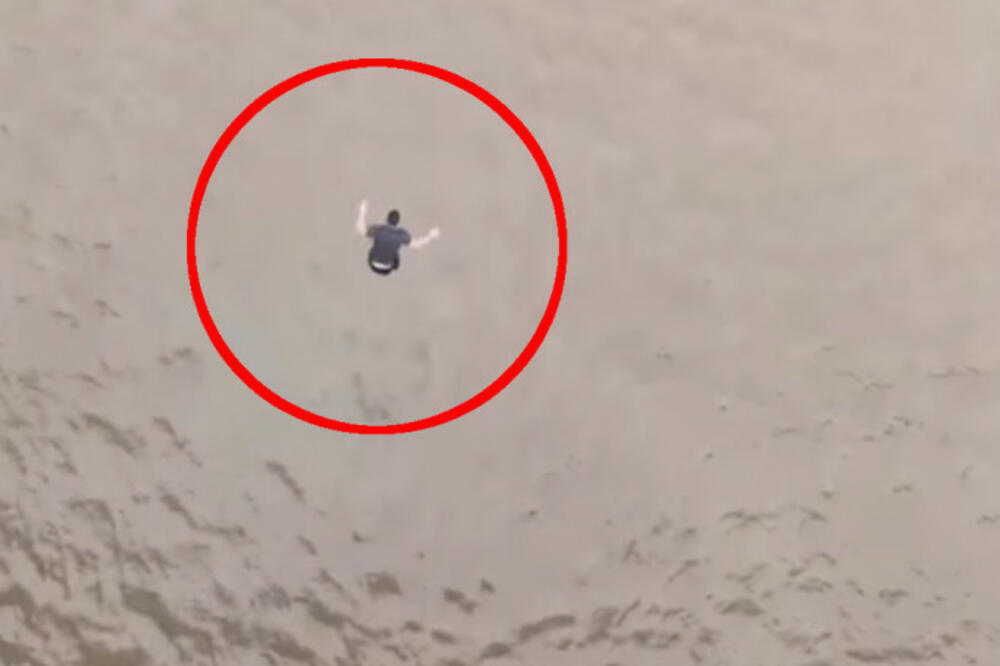 HIT! MUŠKARAC SKOČIO SA MOSTA ZBOG GUŽVE U SAOBRAĆAJU: Satima pokušavao da izađe iz mutne vode (VIDEO)