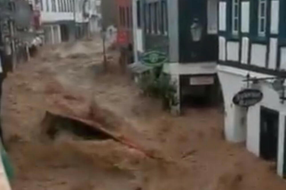 NOVI SNIMAK IZ NEMAČKE LEDI KRV U ŽILAMA: Ljudi u šoku, šta to nosi bujica vode? (VIDEO)