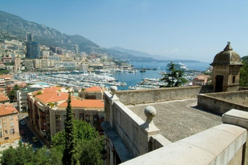 VELIKI INCIDENT U MONAKU: Dečak (4) seo za volan očevog BENTLIJA pa pregazio čoveka!