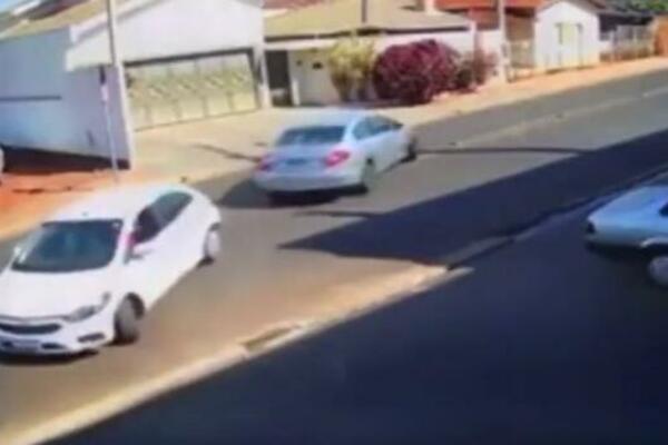 OVAKAV SUDAR JOŠ NISTE VIDELI: Za ovo je stvarno potreban TALENAT, i to moraju da ga imaju oba VOZAČA! (VIDEO)