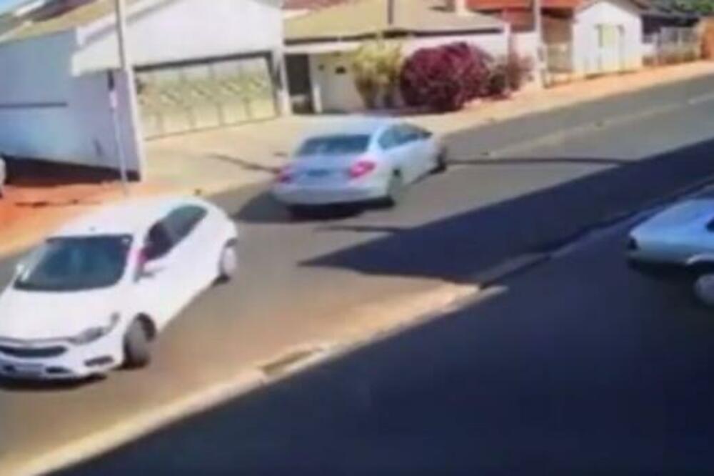 OVAKAV SUDAR JOŠ NISTE VIDELI: Za ovo je stvarno potreban TALENAT, i to moraju da ga imaju oba VOZAČA! (VIDEO)