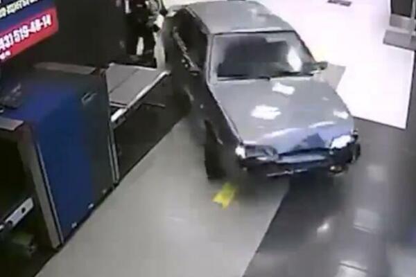 ALO ČOVEČE, ŠTA TO RADIŠ? Uleteo na aerodrom, gazi sve pred sobom, ljudi u neverici! (VIDEO)