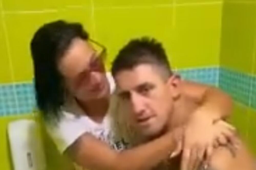 "NI SMRAD NE MOŽE DA JE ZAUSTAVI"! ŠOKANTNI snimak KRISTIJANA I KRISTINE: Potpuno GO NA WC ŠOLJI! (VIDEO)