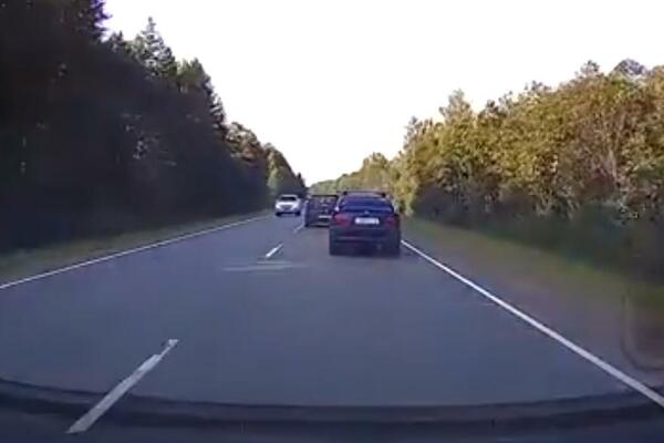 STRAVIČNA NESREĆA: Ovaj snimak gledajte na svoju odgovornost (VIDEO)