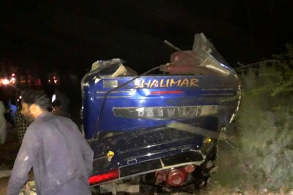 AUTOBUS U PUNOJ BRZINI UDARIO U KAMION U PAKISTANU! Poginulo 28 osoba u stravičnoj nesreći