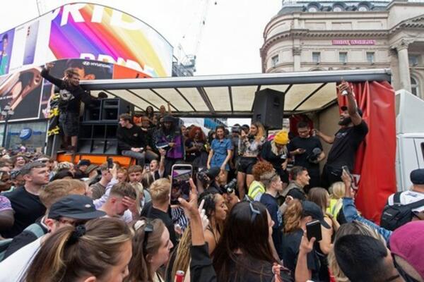 UKIDANJE MERA U ENGLESKOJ OŽIVELO NOĆNI PROVOD! Veliki broj klabera sinoć je uživalo u ponovnoj slobodi!