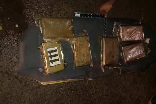 POLICIJSKI PSI OTKRILI KOKAIN NA JARINJU! Droga bila namenjena beogradskom tržištu (FOTO)