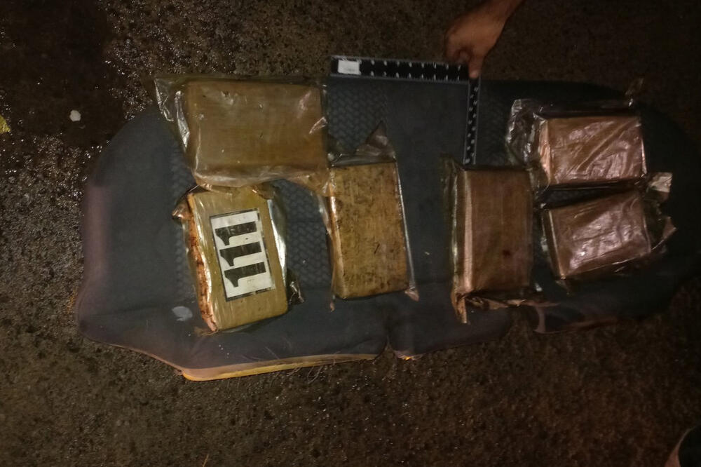 POLICIJSKI PSI OTKRILI KOKAIN NA JARINJU! Droga bila namenjena beogradskom tržištu (FOTO)