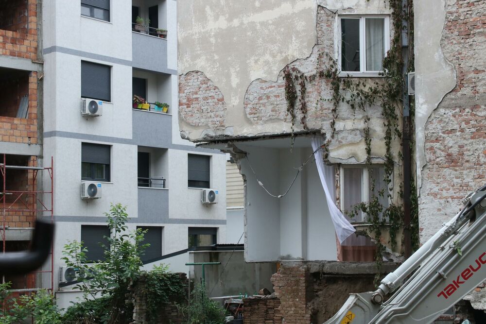 Vračar, Ruševina, Zgrada