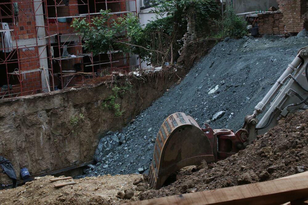 Vračar, Ruševina, Zgrada