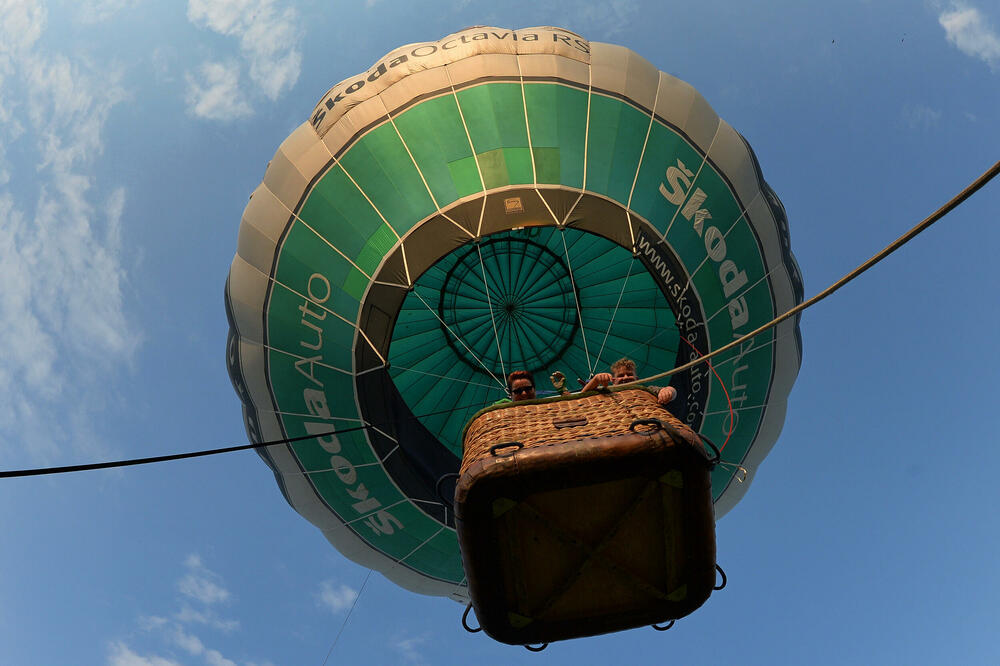 NESREĆA U VAZDUHU: PILOT nastradao kada se leteći balon zapleo u drveće, iz KORPE ispao i jedan od putnika!