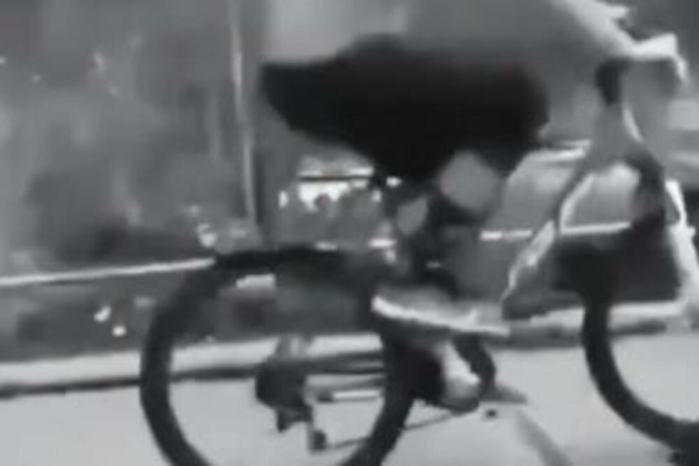 ''AKO HOĆU, GAZIĆU TEBE, A NE MAČKU!'' Levijatan podelio MONSTRUOZNI VIDEO, dečak biciklom GAZI NEDUŽNU ŽIVOTINJU