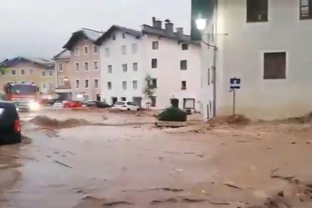 SLAVONIJA U BORBI SA VODENOM STIHIJOM: Gotovo ceo GRAD poplavljen, dvorišta pod vodom, automobili ostali u BUJICI!