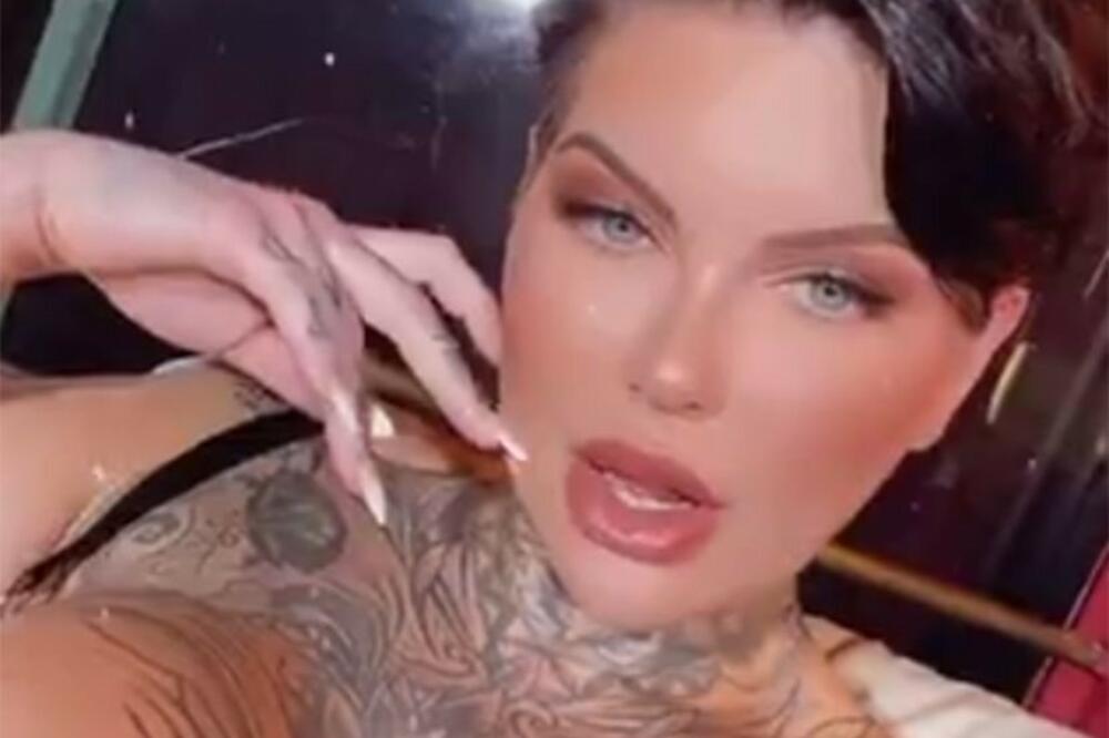 INFLUENSERKA ZARAĐUJE PREKO 150 HILJADA EVRA MESEČNO: Ima četvoro dece i TETOVAŽE na "NEVEROVATNIM MESTIMA"! (FOTO)