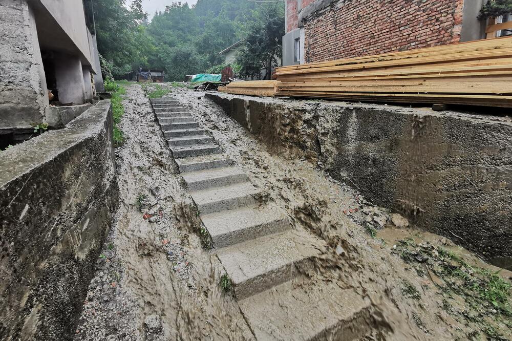 PONOVO POTOP NA GRADSKIM ULICAMA: Izlili se bujični potoci u ivanjičkim selima, mnogi putni pravci NEPROHODNI FOTO