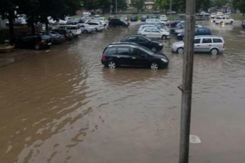 PRIBOJ POD VODOM: Automobili plutaju! (FOTO)