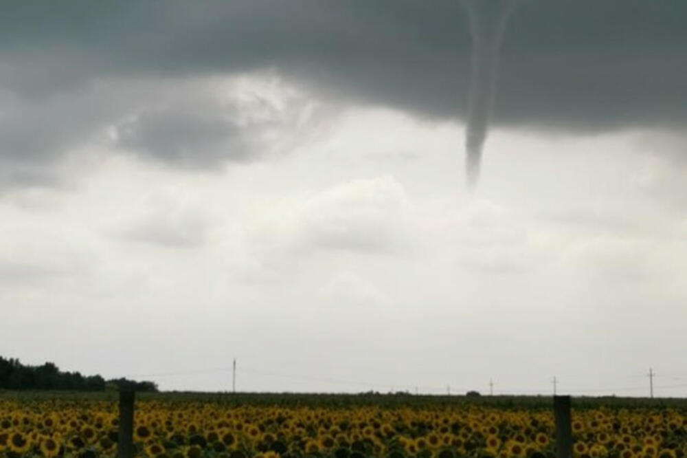 ČUDNA POJAVA IZNAD VOJVODINE: Na nebu se stvara vrtlog poput tornada! (FOTO)