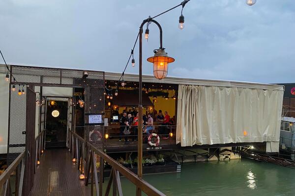 POČELO SLAVLJE POVODM ZAVRŠENOG SNIMANJA SERIJE "BESA": Neki potpuno ležerni, drugi došli SVEČANO obučeni!