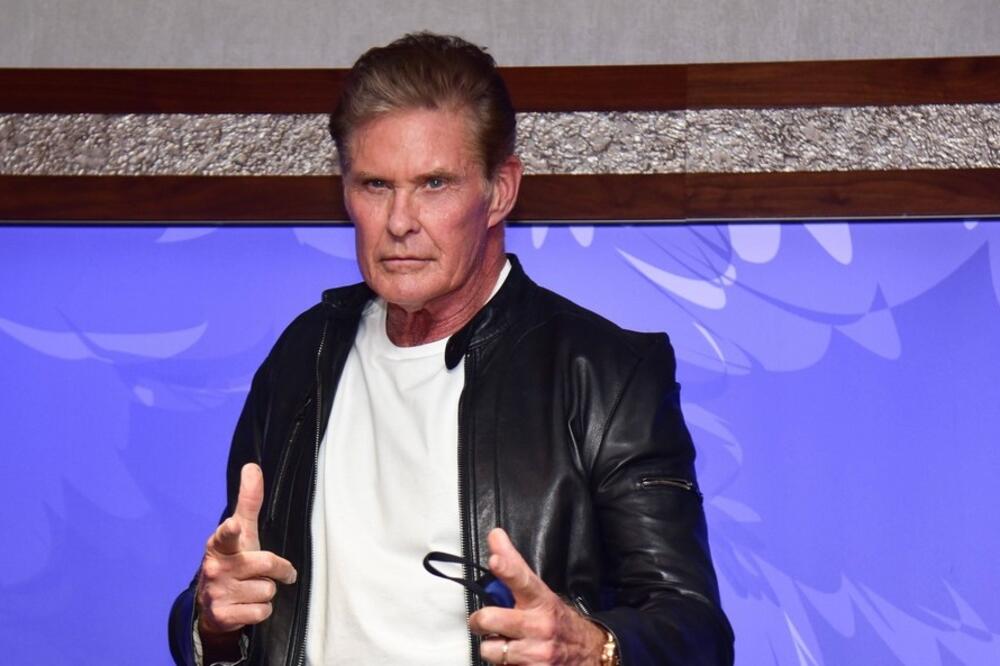 BIO JE MILJENIK ŽENA, ODUŠEVIO JE SVE U SERIJI "ČUVARI PLAŽE": Danas ima 69 godina i izgleda NEVEROVATNO! (FOTO)