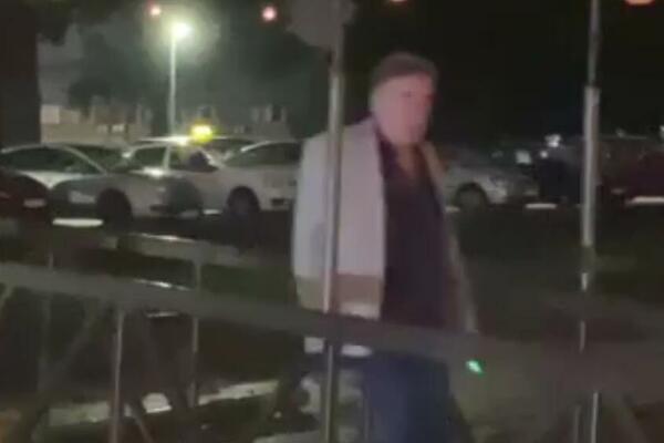 ESPRESO PAPARACO ULOVIO MIMU KARADŽIĆA: Ušetao na splav OVAKO OBUČEN, čak i u tim godinama pokazao koliki je ŠMEKER