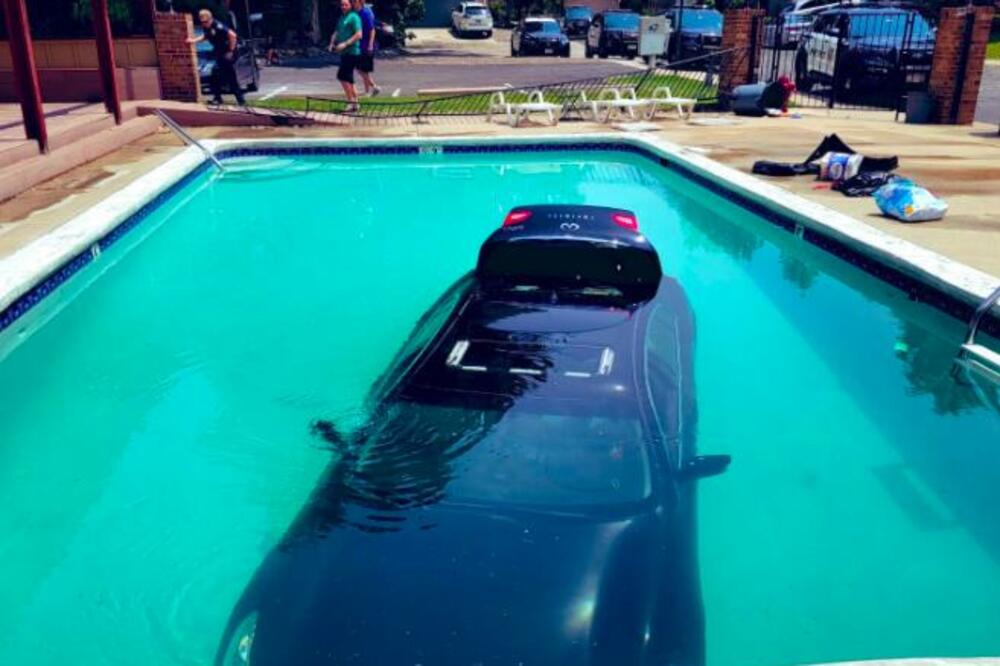 TINEJDŽER KOLIMA UŠAO U BAZEN: Pogledajte samo ovog genija (VIDEO)